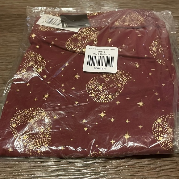 NWT Torrid Leggings Cropped Burgundy with gold Skulls & Stars size 2 - Picture 3 of 7